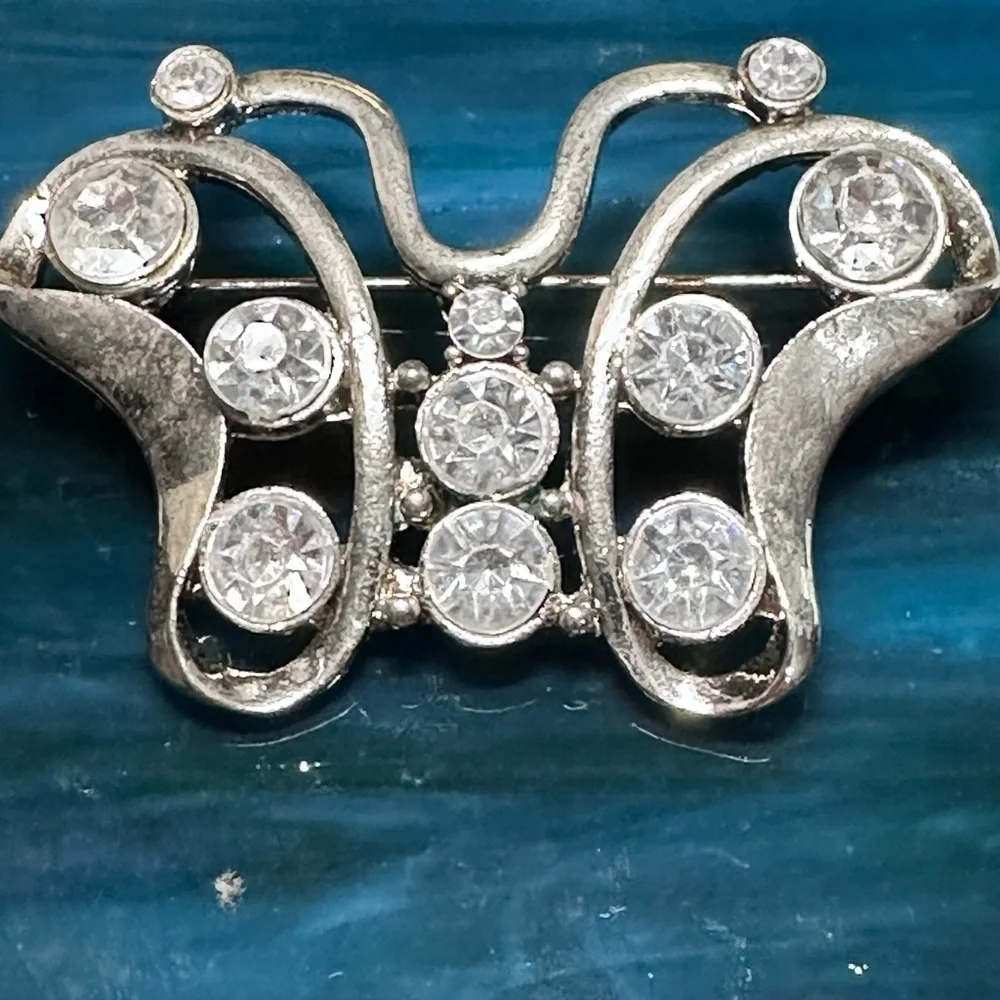 Woman’s Brooch Rhinestone Bezel Set Elegant Silver tone Butterfly pin 4146 L